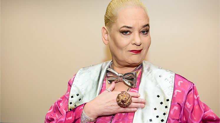 Hella von Sinnen - im Darmspiegelungs-Outfit mit "Gold-Häufchen" am Finger