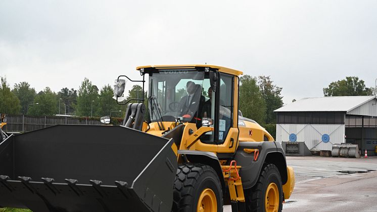 Prins Carl Philip provkör Volvo L110