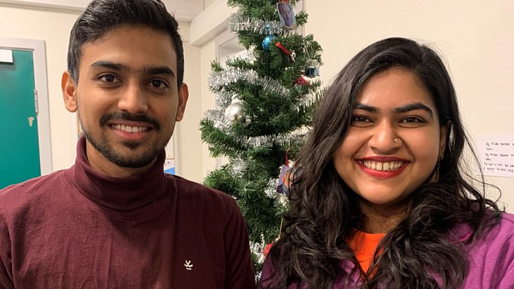 Fra venstre: Suyog og Sneha, som studerer hhv. IT og Fredsstudier, er begge fra India og er to av studentene som ønsker å oppleve en norsk julefeiring. Foto: Samskipnaden