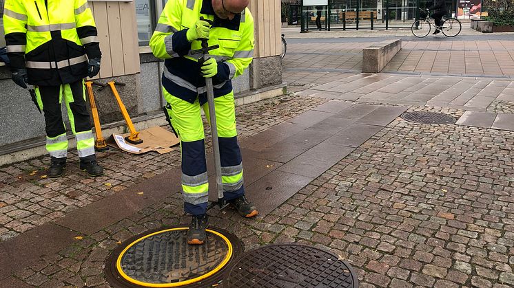 VA SYDs första poesibrunnslock läggs på plats på Bagers Plats i Malmö