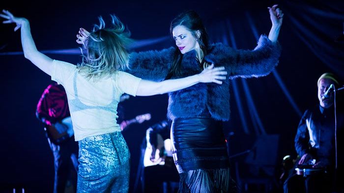 Thea Borring Lande og Charlotte Frogner i heftig kroatisk dans. Foto: Siren Høyland Sæter.