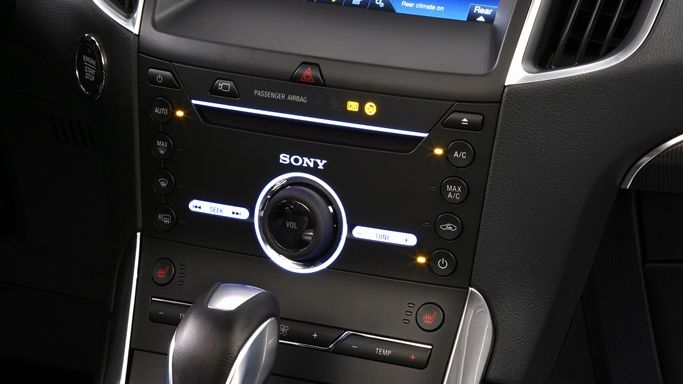 Az új, még kényelmesebb és praktikusabb luxusszínvonalú hétüléses Ford Galaxy elsőosztályú utazási élményt kínál