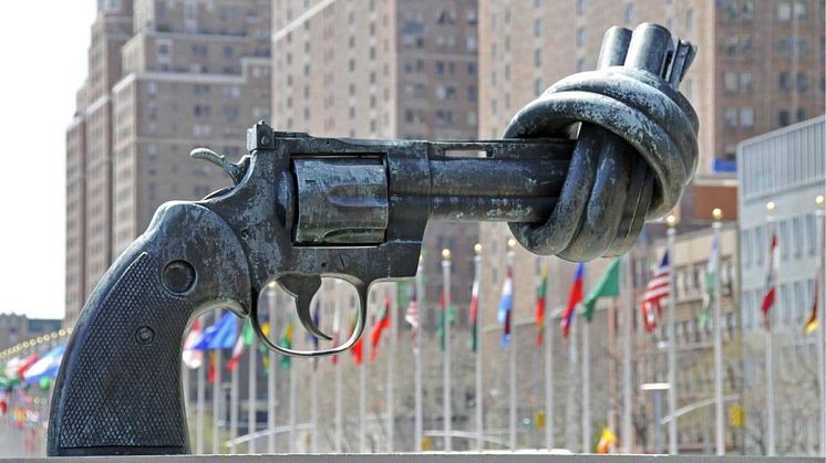 Knotted Gun with flags behind (2)