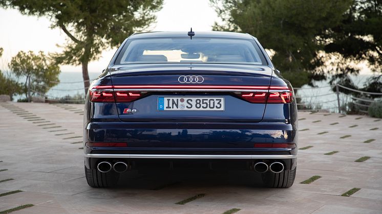 Audi S8 (Navarreblå metallak)