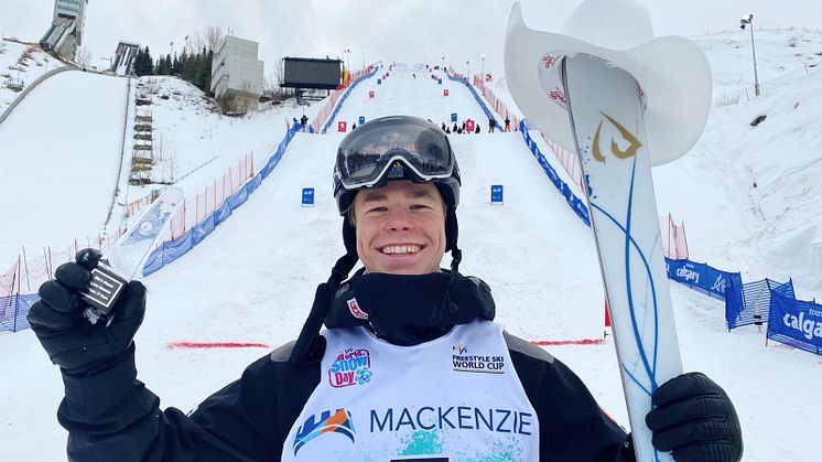 Walter framför världscupbacken i Calgary efter sin andraplats. Foto: Ludvig Fjällström