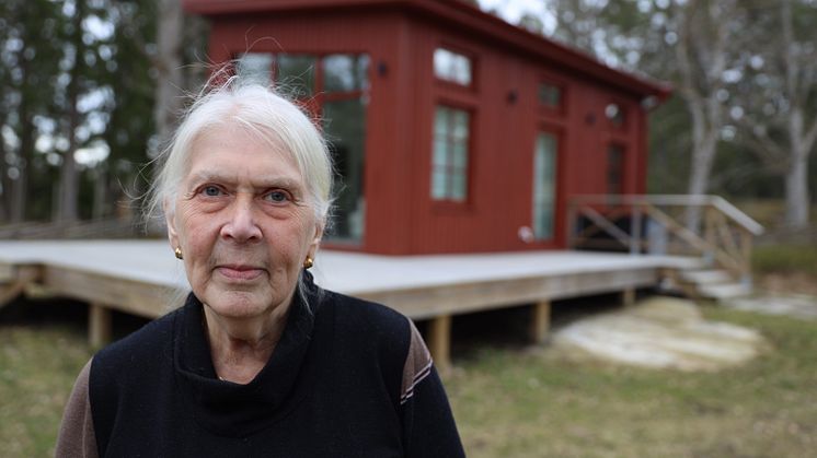 Inga-Lill Ragnar och attefallshuset på Smådalarö.