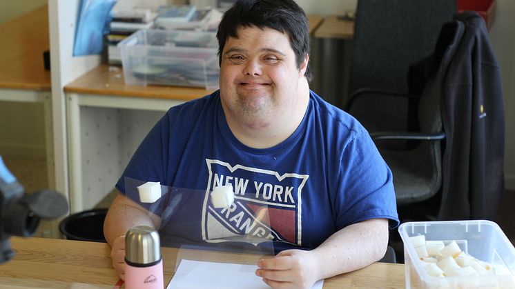 Nicklas Wessung tillverkar visir på löpande band.