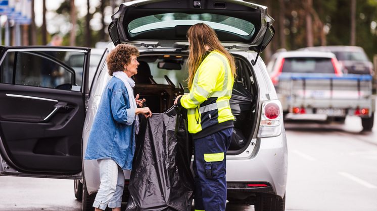 Svarta säckar kan fortfarande användas för att transportera avfall till återvinningscentralen, men de måste tömmas. Foto Daniel Larsson