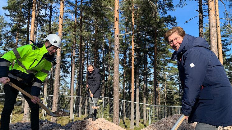 Nu är bygget igång! Landshövding Ylva Thörn, Johan Karlsson på Byggpartner (tv) och Björn Rinstad på Leksands Sparbank tar ett gemensamt första spadtag. Foto: Tobias Barle