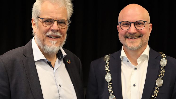 Leon Sebbelin og borgmester Jesper Greth - sidstnævnte med borgmesterkæden på.