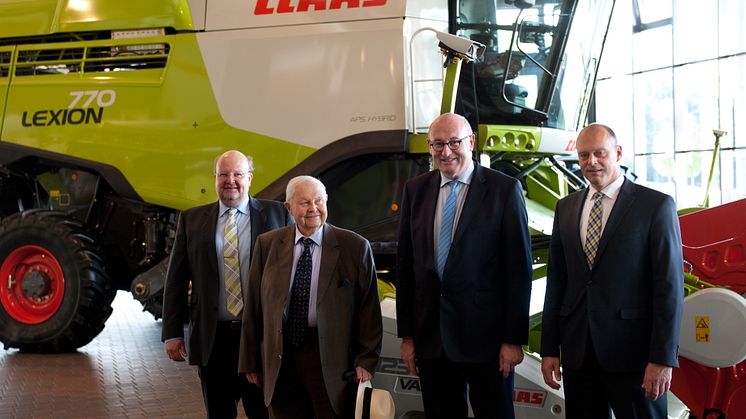 Reception at the CLAAS Technoparc in Harsewinkel, from the left: Volker Claas, Helmut Claas, Phil Hogan and Thomas Böck met to exchange views on the topics of digitization and environmental protection. Photo: CLAAS