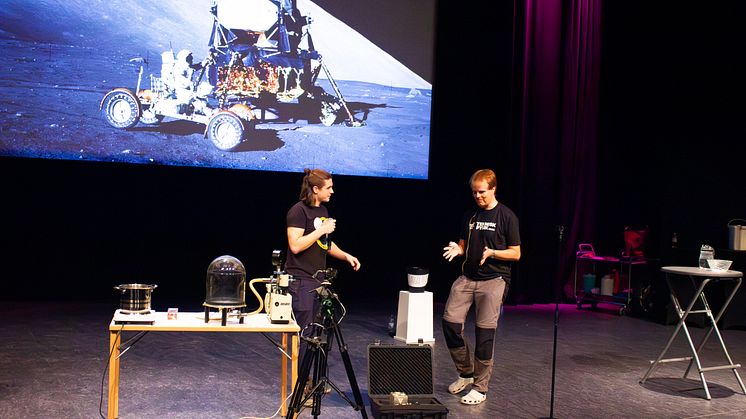 Bild från en tidigare fysikshow med rymdfysikern Patrik Norqvist och studenter på scenen. Foto: Rokshar Mohammad