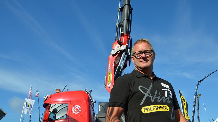 Hinz Försäljnings AB, här representerat av sin vice vd Magnus Hinz, presenterar en kran på Elmia Lastbil som är på 165 tonmeter.