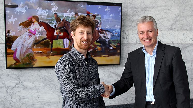 Übergabe von "Ghostriders in the Sky" zwischen Johannes Karl (links) und Jürgen Wörner, Vorstandsmitglied der Mannheimer Versicherung AG. Ort: Foyer der Mannheimer Versicherung AG