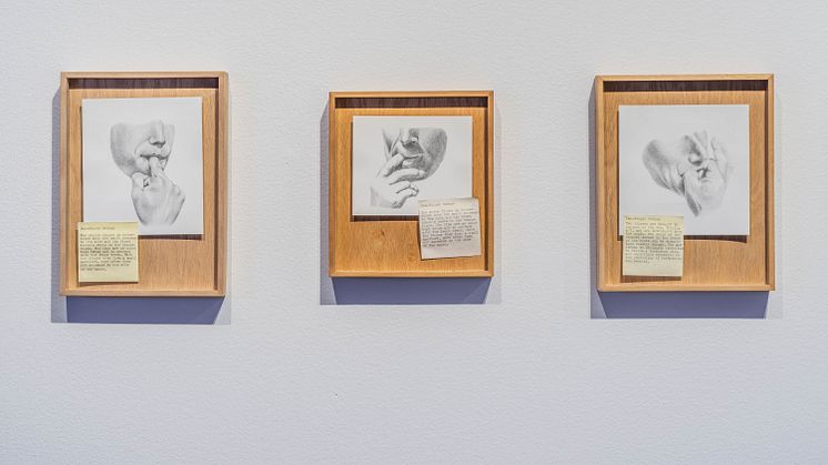 Gala Porras-Kim, installationsvy "Världen är borta, jag måste bära dig", Bonniers Konsthall