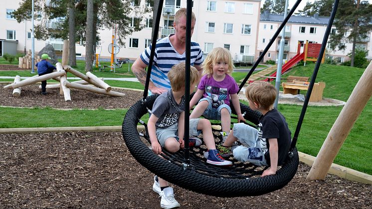 Gavlegårdarna, hyresgästföreningen och fritidsgården Helges inviger idag en ny spännande lekplats i Valbo