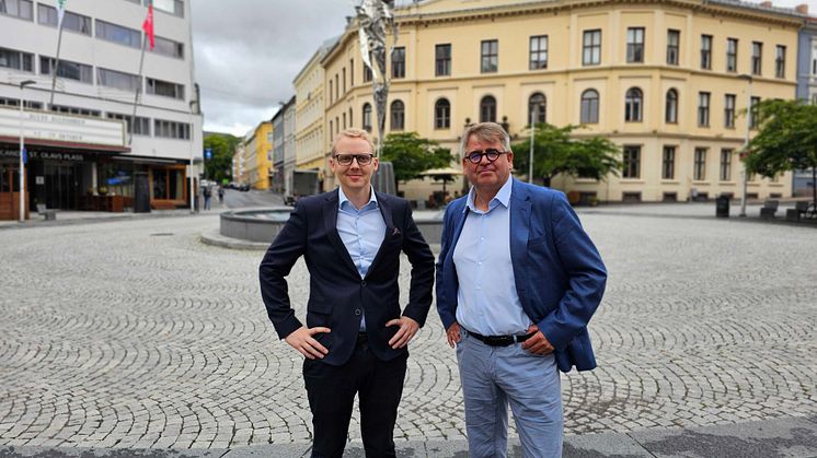 Daglig leder Magnus Babsvik i Solibo t.v. Administrerende direktør Ivar Mjelde i Sparebank 1 Forretningspartner Østlandet t.h. 