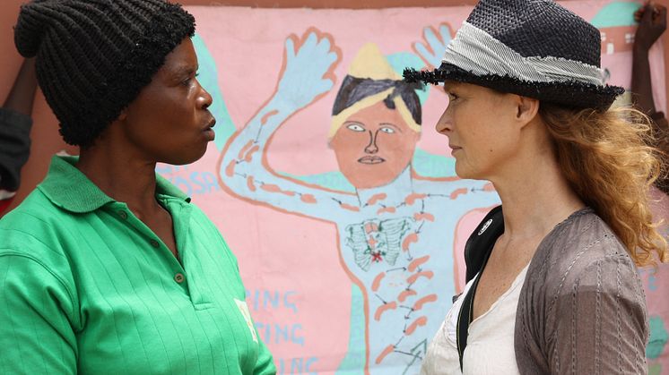 Lena Endre tillsammans med Joyce Tembo från Zambia