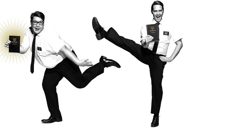 Kristoffer Olsen og Frank Kjosås har hovudrollene som misjonærane Eldste Cunningham og Price i musikalen The Book of Mormon. Foto: Eirik Malmo.