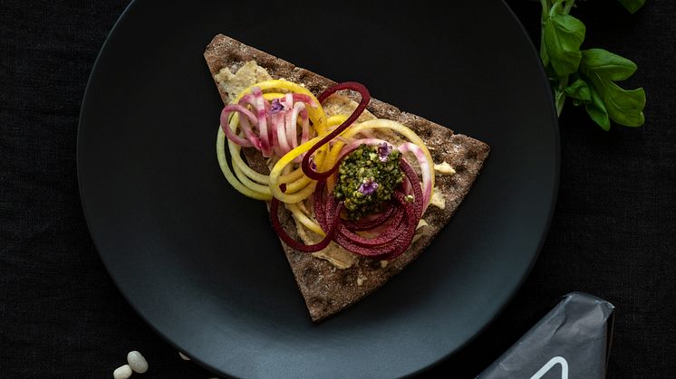 Receptbild Leksands Surdeg med vitt bönsmör, fröpesto och betor