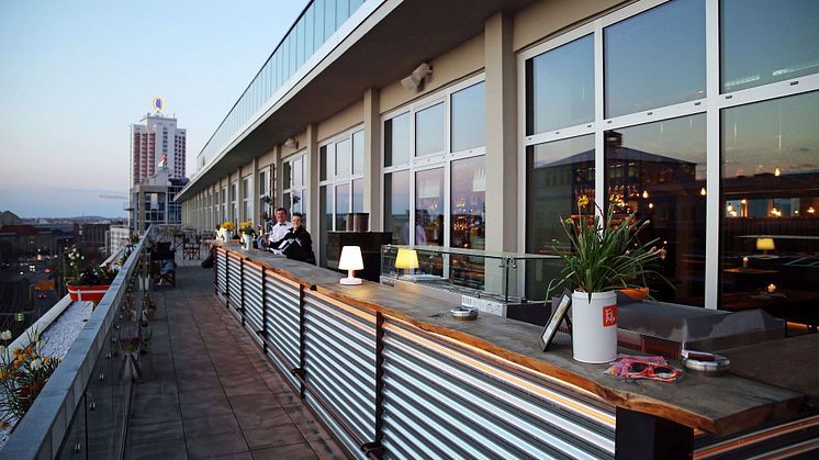 Von der Terrasse aus genießt man einen einzigartigen Blick auf den Leipziger Augustusplatz