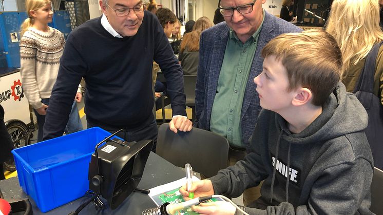 Børne- og ungdomsborgmester i Københavns Kommune, Jesper Christensen, direktør for TEC, Morten Emborg og skoleelever.