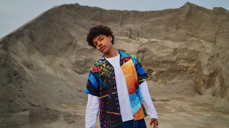 Makosir signerer med Warner Music Norway og gir ut singelen «Ligger bak»