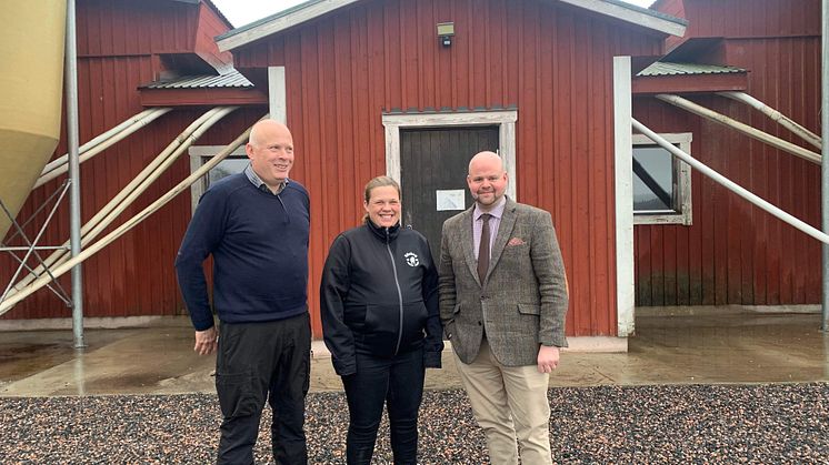 Ulrik Helgstrand och dottern Sara, Svensk Fågel-anslutna kycklingbönder med Peter Kullgren, Sveriges landsbygdsminister