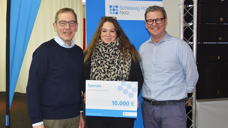 HanseWerk-Personalvorstand Dr. Jörn Klimant (l.) und Gesamtbetriebsratsvorsitzender Peter Grau übergaben einen Spendenscheck an Kristina Eckermann für die „Freiwillige Ukraine-Hilfe Nord“. 