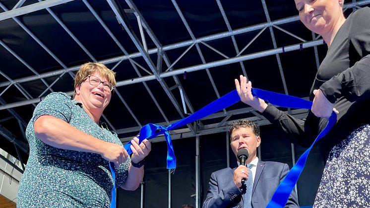 Regionstyrelsens ordförande Peter Olofsson förklarar det nya huset invigt tillsammans med verksamhetscheferna för psykiatriska kliniken och barn- och ungdomspsykiatrin Marina Uppenberg och Kerstin Eliasson. Foto: Malin Emilsson Nilsson