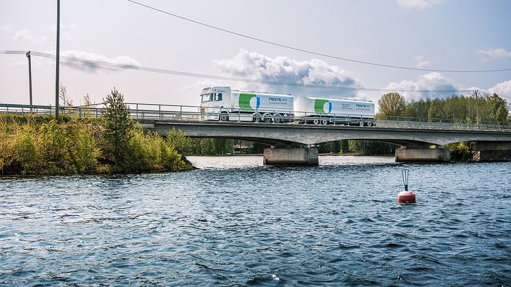 Kuljetuskalustoa huolletaan ennakoiden: Kaikissa Scanioissa ja perävaunuissa on Scanian korjaussopimukset. Pariin vanhempaan Scaniaan on vaihdettu uudet turbot, ja muutkin huollot pyritään tekemään niin, että matka ei koskaan katkea.