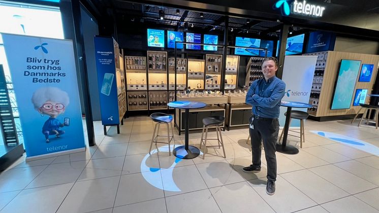 Butikschef Oliver foran Telenor-butikken i Bilka Herning