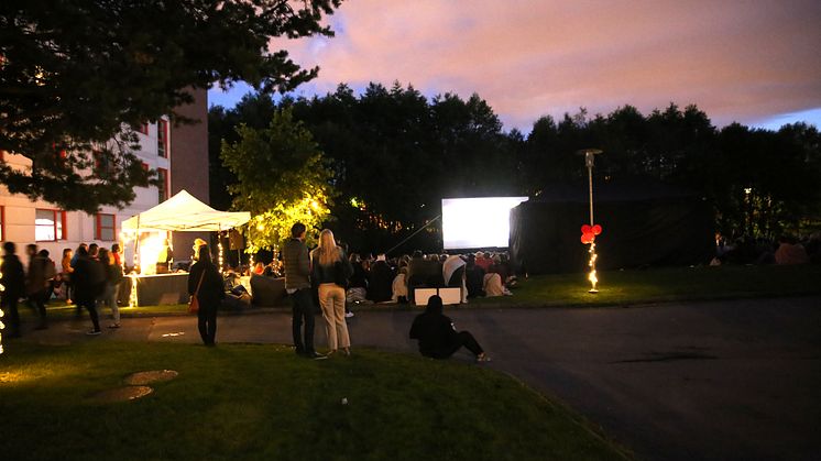 Friluftskino stemning i mørket