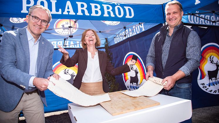 Till vänster: Polarbröds vd Anders E Johansson. Mitten: Polarbröds koncern-vd Karin Bodin. Till höger: Niclas Lundqvist, platschef Bredbyn. En framtidssatsning med ny packhall och invigning i Bredbyn. Bild: Polarbröd