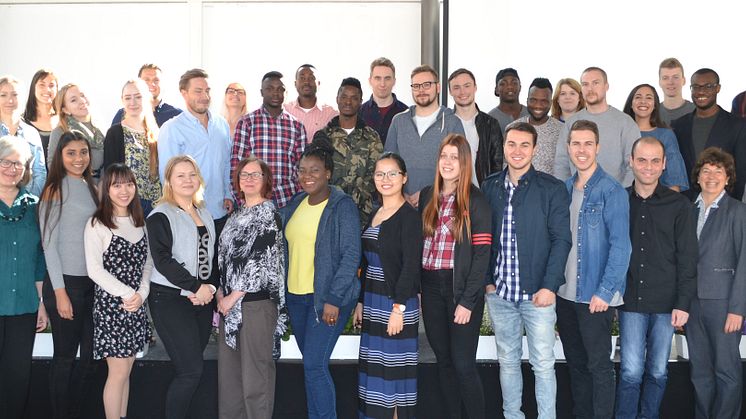 Pflegen internationale Kooperationen: Prof. Dr. Hans Rüdiger Kaufmann und Prof. Saarikoski (beide links) Studierende der finnischen Hochschule und der HdWM, Prof. Lautamäki (Mitte), Prof. Dr. Dolores Sanchez Bengoa (3.v.re.) Foto: Franz Motzko
