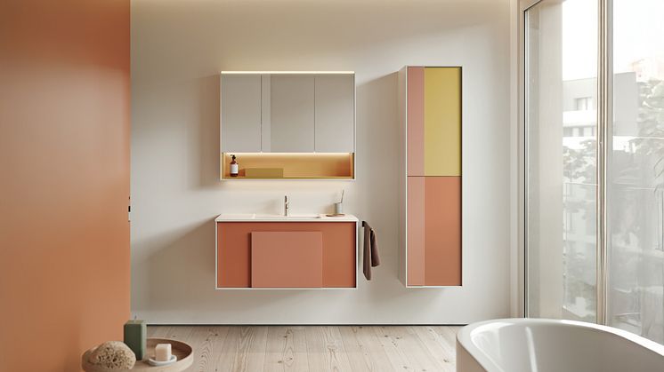 Das Foto zeigt ein farblich harmonisch abgestimmtes Badmöbel mit Waschtisch, Spiegelschrank und Hochschrank von burgbad