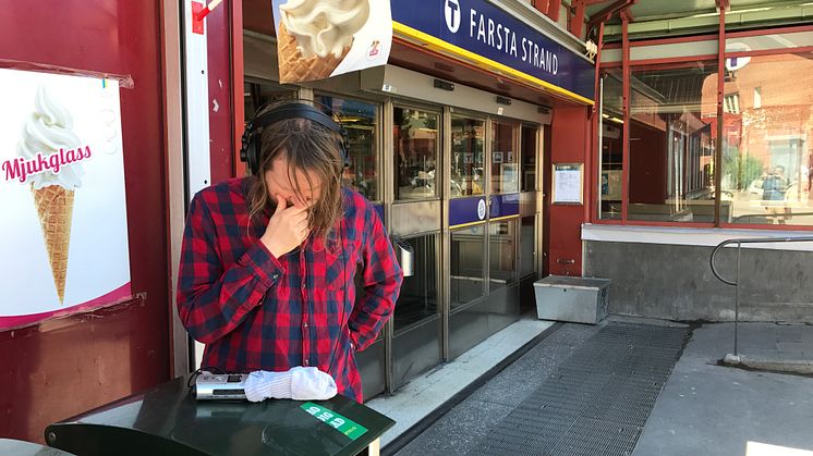 Ljudkonstnären Jonas Holmer gör fältarbete (Foto: Telestaden)