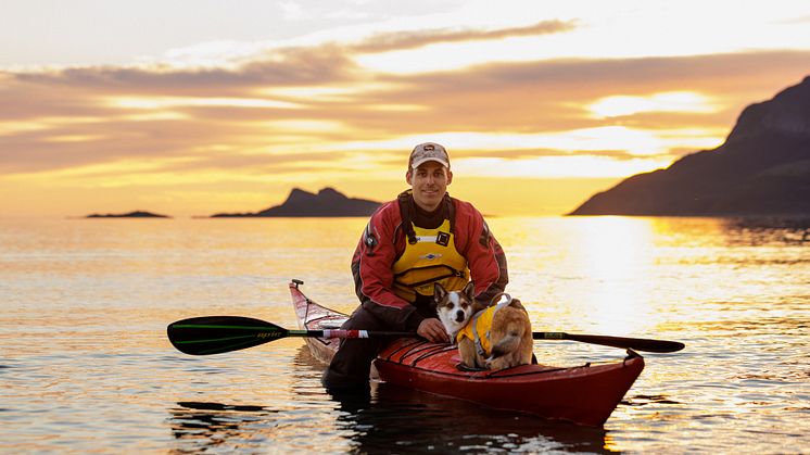 Midnight sun kayaking on Kvaløya. Photo: Marius Fiskum/Visit Norway