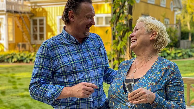 Sune och Mia Markmann, Grimsnäs Herrgård, är stolta vinnare av utmärkelsen Årets Turistentreprenör i Kornobergs län. Foto Karin Bååth.