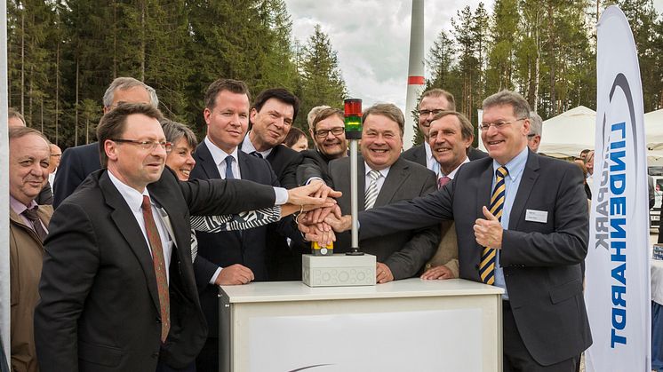 Los geht’s: Bei der feierlichen Eröffnung am Montag haben Investoren, Landwirtschaftsminister Helmut Brunner und Ehrengäste den symbolischen Startknopf für den Windpark Tannberg-Lindenhardt südlich von Bayreuth gedrückt.