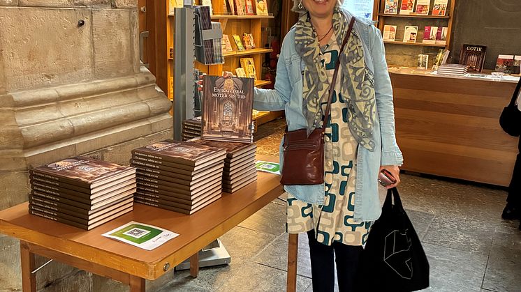 Mona med boken 1.jpg