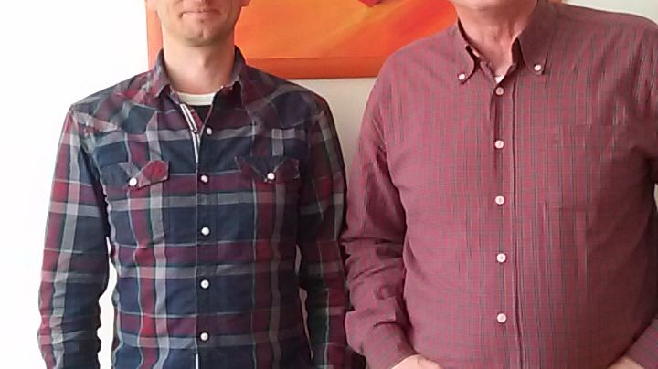 Dr. Wilhelm Schmidt (r.) ist froh, dass ihm der Münchener Osteopath Sigmund Zaruba bei seinen Beschwerden helfen konnte. Foto: Nadja Cavallaro