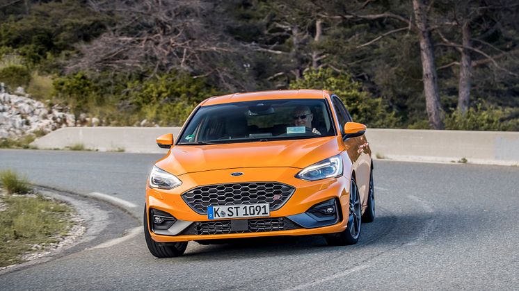 FORD_2019_FOCUS_ST_Orange_Fury_29