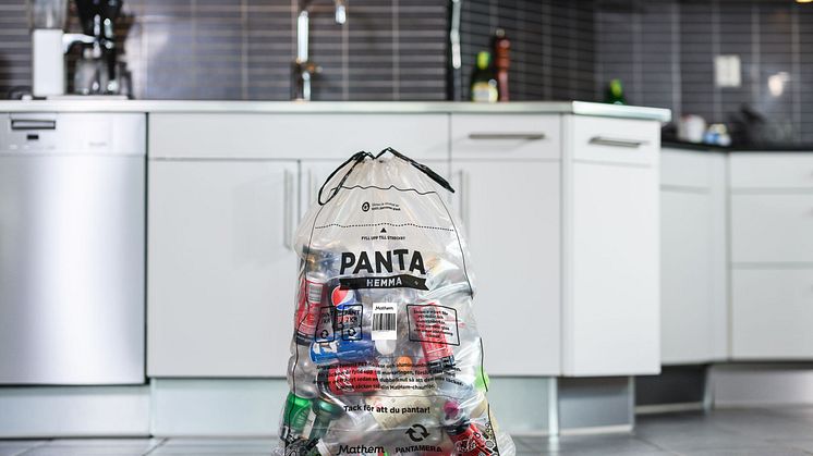 Pantahemma-påsen från Mathem och Pantamera/Returpack lämnas in i samband med Mathem-leveransen.