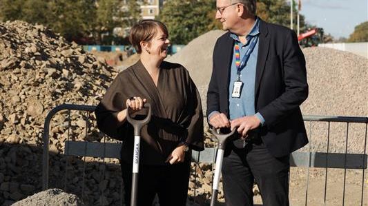 Katrin Stjernfeldt Jammeh, kommunstyrelsens ordförande, och Staffan Andersson, vice VD Skanska Sverige.