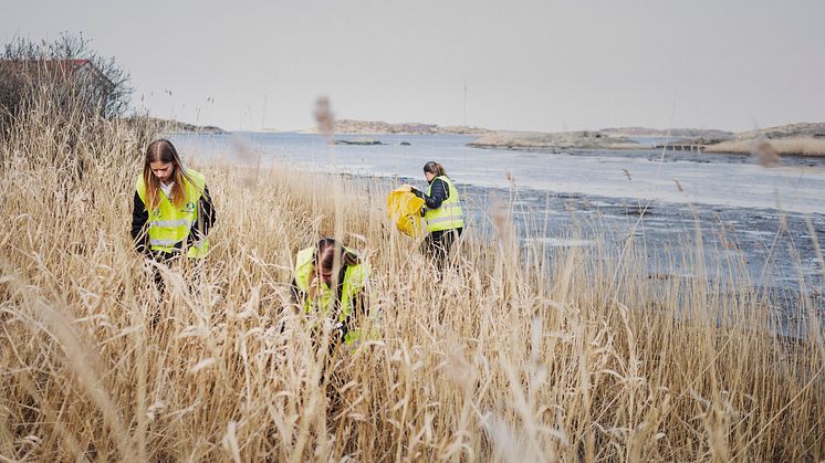 Idrottsungdomar i extra insats för städning av Bohuskusten. Foto: Petter Trens.