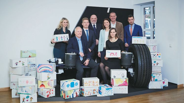 The campaign “Give a box, give a smile” was spearheaded by (from left to right) Kerstin Petermann, Guido Eyer and Achim Kotz (BPW), Michael Lang (OLS), Renate Kotz (Re:Help), Kira Fink and Peter Schneider (BPW), and Navid Thielemann (OLS).