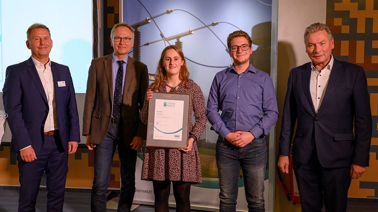 Aktionsradius erweitert (v. l.): Jürgen Noch, Geschäftsführer Westfalen Weser Energie, Andreas Kersting, Jurymitglied, Sophie Bergelt und Timon Brockmeier, beide DLRG PB, sowie Dieter Honervogt, stellv. Bürgermeister