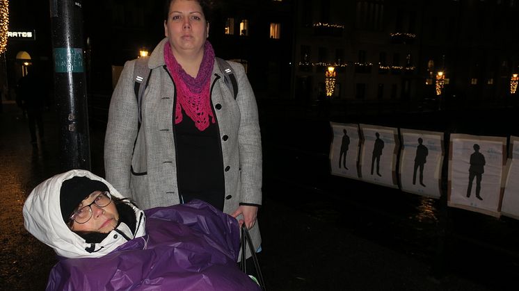 ”Jag går sönder!” säger Elisabet Rundqvist som hungerstrejkade 12 timmar utanför riksdagshuset. Här med Christina Örnebjär, riksdagsledamot för Liberalerna. Elisabet samlar information om självmord och självmordsförsök. 