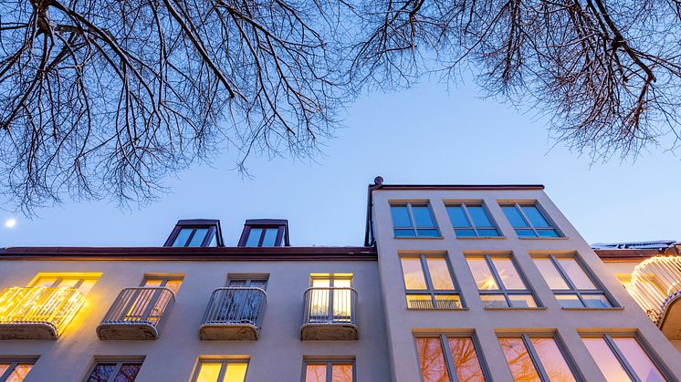 Det nya bostadshuset har med sin fina gestaltning, genomarbetade detaljer och vackra materialval inordnats i ett kvarter med mycket höga kulturvärden och byggnaden har med självklarhet landat på platsen. Foto: Kasper Dudzik.